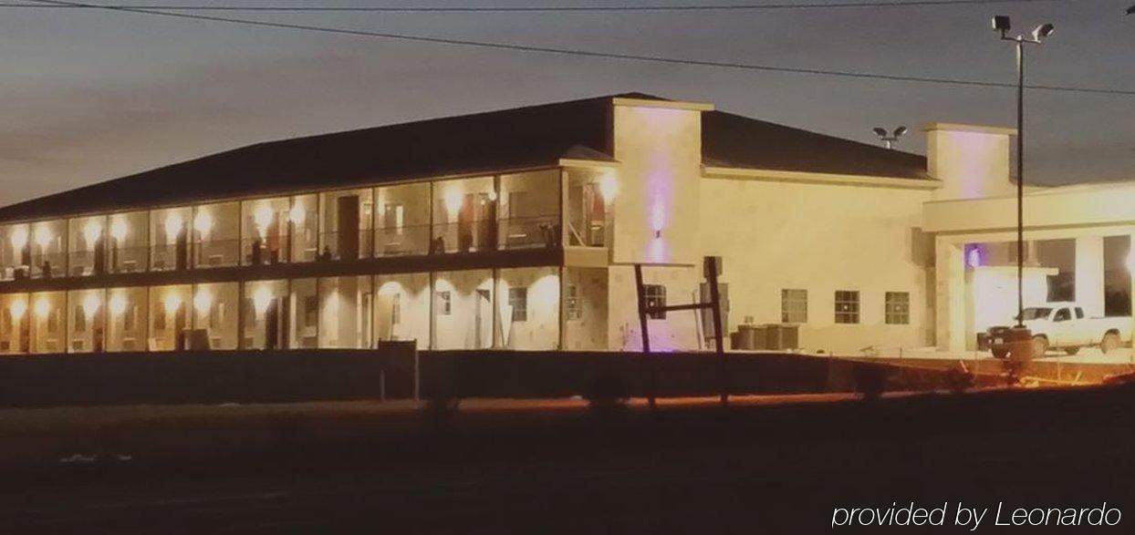 Westwood Inn By Oyo Gonzales Tx Exterior foto